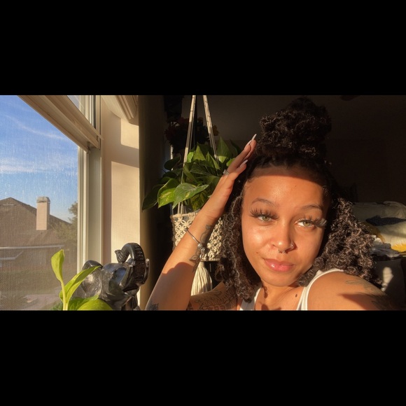 Meet your Posher, Mikayla - Picture 1 of 2